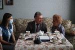 Александр Романенко поздравил с Новым годом ветеранов войны Григория Зворыгина и Матрену Андрейченко