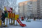 В подарок к Новому году жители дома по ул.Попова, 56 получили современную детскую площадку
