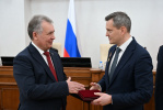 Губернатор и председатель АКЗС вручили медали «За заслуги в развитии законодательства и парламентаризма» 