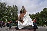 В Барнауле в День памяти и скорби возложили цветы к Мемориалу Славы и открыли памятный знак, посвященный эвакуированным в регион предприятиям 