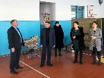 Андрей Осипов проверил ход ремонтных работ в одной из школ Быстроистокского района