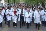 2000 врачей и студентов-медиков прошли по Барнаулу в День Победы в рамках акции «Дорогой милосердия»