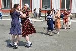 На перроне железнодорожного вокзала Барнаула станцевали «Майский вальс»
