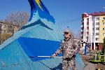 Дмитрий Аганов помог покрасить стелу самолета в поселке Новосиликатный 