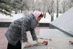 В День Неизвестного Солдата Наталья Кувшинова возложила цветы к Мемориалу славы в Барнауле 
