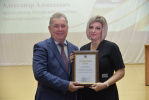 Александр Романенко вручил награды краевого парламента сотрудникам детских садов Барнаула