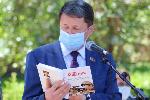 Андрей Осипов передал в библиотеки Зонального района книги о знаменитой землячке - снайпере Великой Отечественной войны