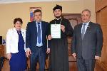 Владимир Репкин вручил сертификат на приобретение жилья молодой семье 