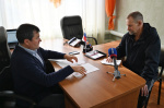 Владимир Семенов в рамках Дней АКЗС в Заринском районе провел прием граждан в поселке Тягун