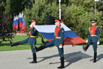 В Барнауле прошло торжественное поднятие Государственного флага России