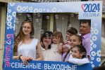 Виктор Томенко и Александр Романенко поздравили жительниц Алтайского края с Днем матери