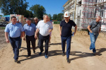 Александр Карлин и Игорь Панарин проверили, как идет строительство школы в Тюменцевском районе