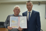Родственникам бывшего депутата Виталия Сафронова передали награду от района, где он родился 