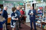 Заместитель председателя АКЗС Сергей Серов пополнил книжный фонд библиотеки села Подойниково