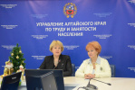 Ирина Солнцева вручила юбилейные знаки АКЗС сотрудникам Социального фонда и краевого управления по труду и занятости