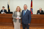 Председатель АКЗС вручил удостоверение Уполномоченному по правам ребенка 