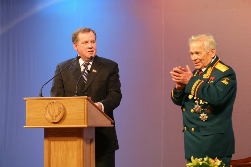 Награды алтайского края. Высшая награда Алтайского края. Михаил Калашников Высшая награда. Михаил Тимофеевич Калашников кто вручил звезду героя России.