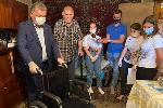 Единороссы вручили свыше 100 мобильных телефонов с безлимитной связью ветеранам ВОВ
