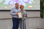 Ирина Солнцева вручила юбилейные знаки АКЗС сотрудникам Министерства социальной защиты населения и санатория «Обь»