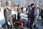 В Барнауле возложили цветы к памятнику воинам 6-й роты 104-го гвардейского парашютно-десантного полка