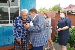 Депутаты «Единой России» продолжают вручать телефоны с безлимитной связью ветеранам