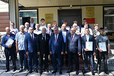 В Первомайском районе открыли обновленную Галерею почета 