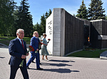 В День памяти и скорби депутаты АКЗС возложили цветы к Мемориалу славы в Барнауле