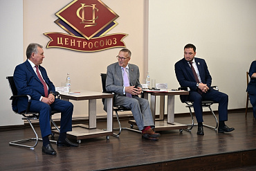 Накануне профессионального праздника спикер АКЗС Александр Романенко встретился с алтайскими кооператорами