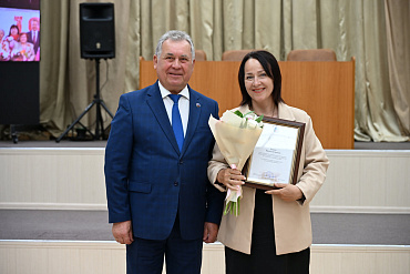 Александр Романенко вручил краевые награды представителям совета женщин Алтайского края
